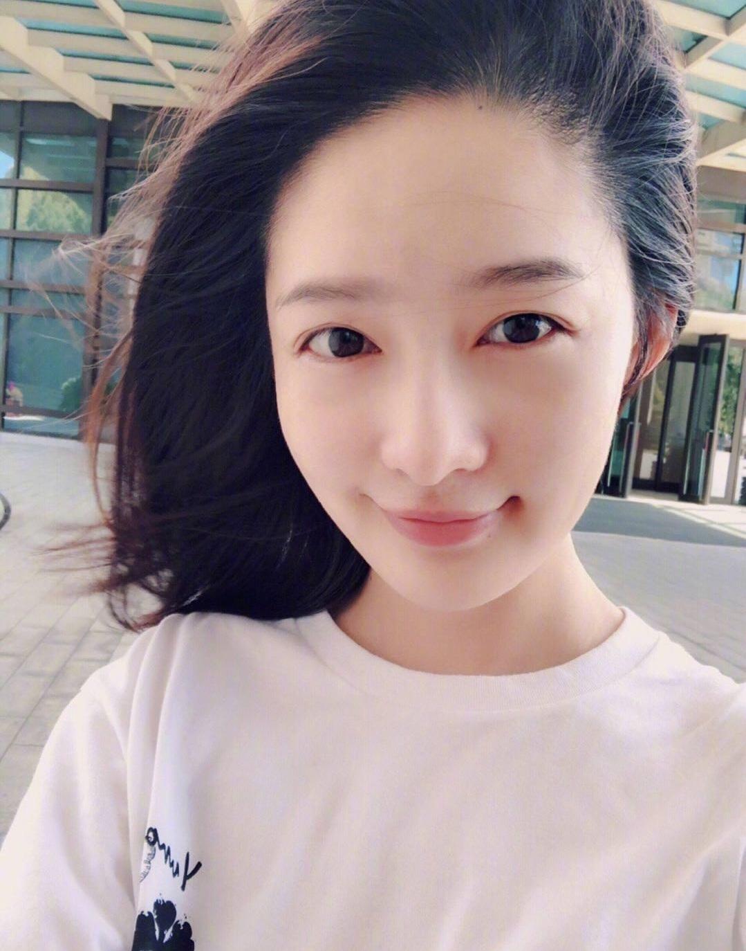 张女明星的成长之路，从变化中学习，自信闪耀人生舞台