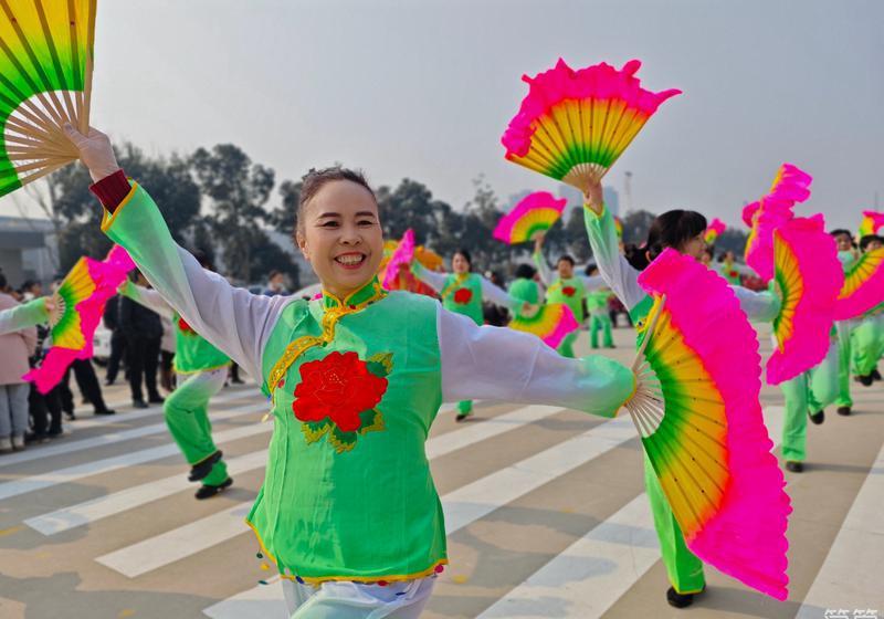 舞动生活的力量，最新扇子舞秧歌热闹开场秀