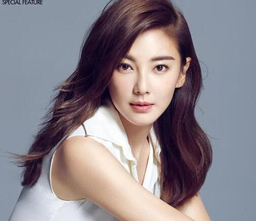 离婚女明星的秘密小店与小巷中的隐秘故事