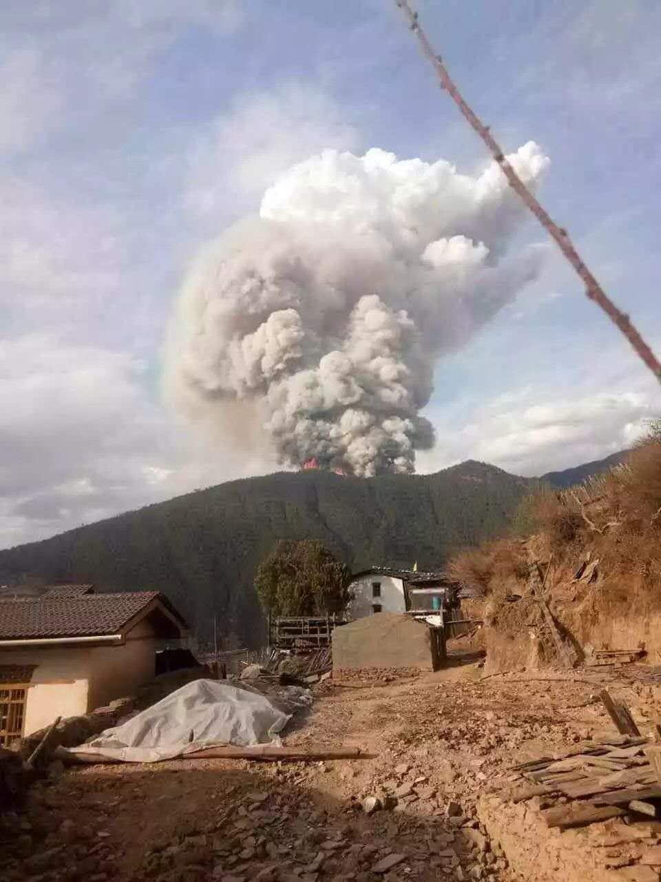 梁山火灾背后的爱与陪伴，温馨梁山的瞬间感动